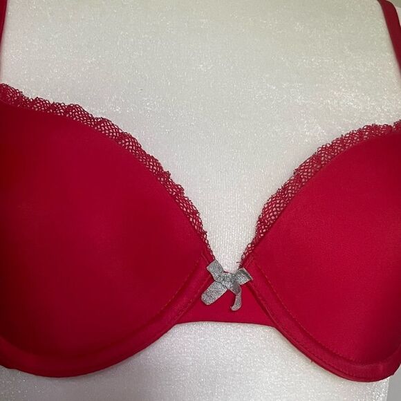 ❣️5/$50 Victoria’s Secret Red Demi bra with underwire, size 32C - Picture 2 of 3